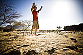 Junger Mann auf balanciert auf Slackline, Hand der Fatima, Hombori, Mali, Afrika