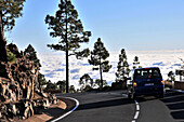 Auto bei der Abfahrt vom Parque National del Teide, Teneriffa, Kanarische Inseln, Spanien, Europa