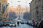 Maximilianstraße mit Maximilianeum in der Abenddämmerung, Winter in München, Bayern, Deutschland, Europa