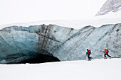 Zwei Skitourengeherinnen vor Gletscherabbruch, Gornergletscher, Kanton Wallis, Schweiz