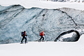 Zwei Skitourengeherinnen vor Gletscherabbruch, Gornergletscher, Kanton Wallis, Schweiz