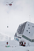 Helikopter liefert Versorgungsgüter, Monte-Rosa-Hütte, Zermatt, Kanton Wallis, Schweiz.