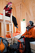 Zwei Frauen in einem Mehrbettzimmer, Neue Monte-Rosa-Hütte, Zermatt, Kanton Wallis, Schweiz