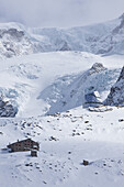 Gletscher mit alter und neuer Monte-Rosa-Hütte. Zermatt, Kanton Wallis, Schweiz