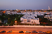 Wohngebiet am Abend, Burj al Arab im Hintergrund, Dubai, VAE, Vereinigte Arabische Emirate, Vorderasien, Asien