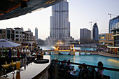 Menschen in einer Bar am Burj Khalifa, Burj Chalifa in der Abenddämmerung, Dubai, VAE, Vereinigte Arabische Emirate, Vorderasien, Asien