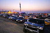 Autos auf einem Parkplatz am Abend, Dubai, VAE, Vereinigte Arabische Emirate, Vorderasien, Asien