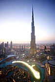 Blick aus großer Höhe auf den Burj Khalifa, Burj Chalifa am Abend, Dubai, VAE, Vereinigte Arabische Emirate, Vorderasien, Asien