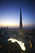 Blick aus großer Höhe auf den Burj Khalifa, Burj Chalifa am Abend, Dubai, VAE, Vereinigte Arabische Emirate, Vorderasien, Asien