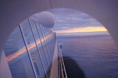 Kreuzfahrtschiff AIDA Bella bei Sonnenuntergang, Mittelmeer