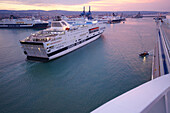 Fähre und Kreuzfahrtschiff AIDA Bella in Civitavecchia, Italien, Europa