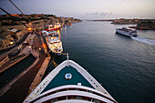Blick auf den Bug des Kreuzfahrtschiffs AIDA Bella im Hafen von Valletta, Malta, Europa