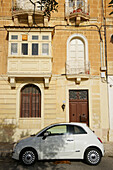 Kleines Auto vor einem Haus in Valletta Stadt, Malta, Europa