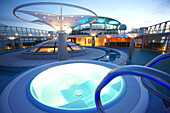 Whirlpool auf dem Deck der AIDA Bella am Abend, Mittelmeer