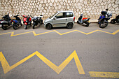 Auto und Roller in einer Straße in Malaga, Spanien, Europa