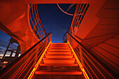 Beleuchtete Treppe auf dem AIDA Bella Kreuzfahrtschiff