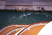 Einlaufen des Kreuzfahrtschiffs AIDA Bella im Hafen von Barcelona, Spanien, Europa