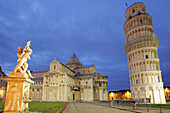Schiefer Turm und Dom von Pisa, mit Brunnen im Vordergrund, beleuchtet, Pisa, UNESCO Weltkulturerbe, Toskana, Italien