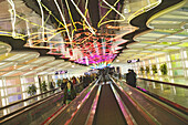 Lichtskulpturen und Laufband am O'Hare International Airport, Chicago, Illinois, USA