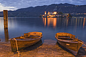 Ruderboote am Ufer des Ortasee, im Hintergrund die Isola San Giulio, Orta San Giulio, Lago d'Orta, Piemont, Italien