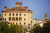 Barolo mit Castello Comunale, Langhe, Piemont, Italien