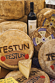 Käse auf dem Markt in Alba, Piemont, Italien