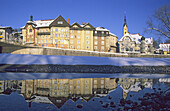 Blick über die Isar auf Altstadt im Winter, Bad Tölz, Oberbayern, Bayern, Deutschland