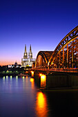 Blick über den Rhein auf Dom und Hohenzollernbrücke, Köln, Nordrhein-Westfalen, Deutschland