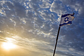 Israelische Flagge bei Sonnenuntergang, Tel Aviv, Israel, Naher Osten