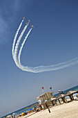 Flugshow der israelischen Luftwaffe über dem Strand am Unabhängigkeitstag, Tel Aviv, Israel, Naher Osten