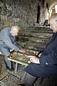 Araber spielen Backgammon in einer Gasse der Altstadt, Jerusalem, Israel, Naher Osten