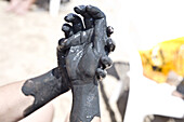 Hände mit mineralischem Schlamm, En Bokek, Israel, Naher Osten