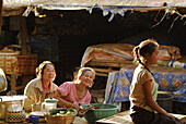 Frauen und Stände auf dem Markt in Paksong auf dem Bolaven Plateau, Südlaos, Laos, Asien