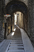 Treppe und Durchgang zwischen Häusern mit Schild Boulangerie, Sisteron, Haute Provence, Frankreich, Europa