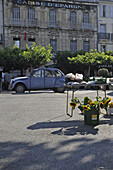 Citroen 2CV und Marktstand auf Marktplatz, Forcalquier, Haute Provence, Europa