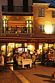Menschen in Straßenrestaurants am Hafen am Abend, Cassis, Côte d´Azur, Bouches-du-Rhone, Provence, Frankreich, Europa