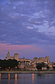 Blick über die Rhone auf Stadtmauer, Kathedrale Notre-Dame-des-Doms und Papstpalast im Abendrot, Avignon, Vaucluse, Provence, Frankreich, Europa