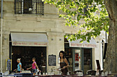 Menschen und Café unter Bäumen am Place des Corps Saints, Avignon, Vaucluse, Provence, Frankreich, Europa