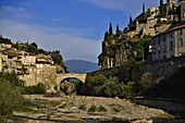 Römische Brücke über den Fluß  l'Ouveze und mittelalterliche Stadt Vaison la Romaine, Mont Ventoux im Hintergrund, Vaucluse, Provence, Frankreich, Europa