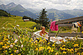 Frau badet in einer Viehtränke, Naturpark Ela, Kanton Graubünden, Schweiz