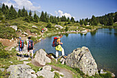 Gruppe Wanderer an einem Bergsee, Alp Flix, Sur, Kanton Graubünden, Schweiz