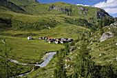 Häuser in einem Tal, Oberhalbstein, Kanton Graubünden, Schweiz