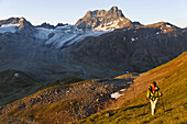 Aufstieg zum Piz Forun, Piz Kesch im Hintergrund, Graubünden, Schweiz