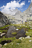Paar beim Wandern, Alpe La Motta, Vallone dei Gias della Losa, Alta Via del Canavese, Nationalpark Gran Paradiso, Piemont, Italien