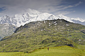 Frau beim Wandern am Col d'Anterne, Mont Blanc im Hintergrund, Rhone-Alpes, Frankreich