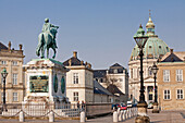 Schlossplatz Slotsplads Amalienborg mit Standbild Frederik V und Marmorkirken, Frederikskirche im Hintergrund, Kopenhagen, Dänemark