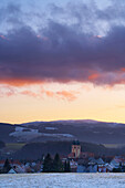 Blick auf St. Märgen mit Kloster bei Sonnenuntergang, Feldberg im Hintergrund, Schwarzwald, Baden-Württemberg, Deutschland