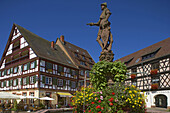 Marktbrunnen (Röhrbrunnen) und Fachwerkhäuser auf dem Marktplatz in Gengenbach, Sommer, Kinzigtal, Südlicher Schwarzwald, Schwarzwald, Baden-Württemberg, Deutschland, Europa