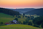 Bauernhof im Sonnenaufgang, Schildwende, Jostal, Titisee-Neustadt, Schwarzwald, Baden-Württemberg, Deutschland