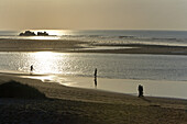 Leute am Strand bei Sonnenuntergang, Atlantischer Ozean, Essouira, Morokko, Afrika
